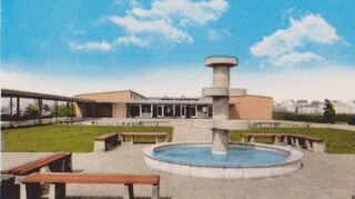 Beim Pavillon der Schillerschule wurde vor 60 Jahren Richtfest gefeiert das Bild zeigt des Anbau mit dem Brunnen im Pausenhof in den späten 1960er Jahren.