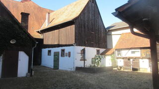 Blick in den Innenhof des Gemeindemuseums in der Mannheimer Straße 61. Als würden die Bewohner jeden Moment von der Feldarbeit zurückkehren - dieser authentische Gesamteindruck zeichnet das Anwesen aus.