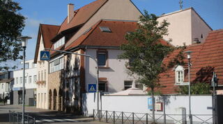 Das Bauamtsgebäude in der Eichendorffstraße 2 von der Mannheimer Straße her gesehen. In seinen Proportionen orientiert es sich stark an den Vorgängerbauten und fügt sich daher harmonisch in die Umgebung ein.