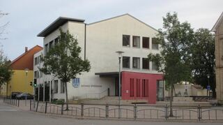 Das 1965 fertiggestellte Rathaus wurde nach Plänen von Wolfram Lorentrz energetisch saniert und auch in der Raumstruktur den veränderten Bedürfnissen angepasst. Der Brunnen mit den beiden Glocken entstand 1982 ebenfalls nach seinen Entwürfen.