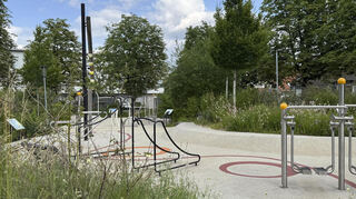 Bewegungsmodule laden auf der Anlage zum Sport ein
