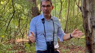 Der promovierte Biologe, Naturschutzexperte und Ornithologe Dr. Andre Baumann MdL leitete die Vogelstimmenexkursion auf der Ketscher Rheininsel.