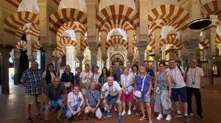In der weitläufigen Halle der Mezquita von Córdoba aus dem 8. Jahrhundert nutzt die Reisegruppe der Ski- und Freizeitabteilung des Sportvereins Rohrhof das Labyrinth aus 856 Säulen und Bögen als spektakuläre Kulisse für eine Momentaufnahme.