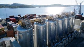 In riesigen Tanks lagert das verflüssigte Kohlendioxid im Zementwerk von Heidelberg Materials, um dann von Brevik zur Lagerstätte unter der Nordsee transportiert zu werden.