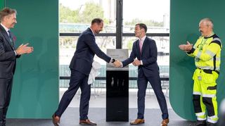 Zur feierlichen Eröffnung von Brevik CCS gab es auch eine Gedenktafel (v.l.): Der norwegische Energieminister Terje Aasland, Kronprinz Haakon von Norwegen, Heidelberg Materials-Chef Dominik von Achten,und Per Ole Morken, Werkleiter in Brevik.