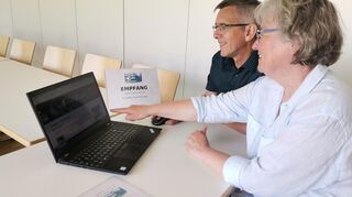 Die Initiatoren Korina und Ralf Dielschneider freuen sich, dass auch die Webseite funktioniert.