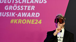 Rapper Ski Aggu trifft zur Verleihung des Musikpreises „1Live Krone“ im Lokschuppen Bielefeld ein. Nun kommt er zum Glücksgefühle-Festival auf dem Hockenheimring.