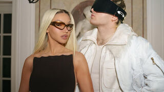 Cover des Songs „Atzen & Barbies“: Inszeniert als Flirt-Hit von zwei völlig unterschiedlichen Typen, setzen Shirin David und Ski Aggu den Ton für 2025. Sie singen über prollige Kerle und püppchenhafte Frauen.