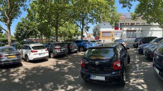 Die Parkplatzsituation stellt aktuell ein absolutes Manko beim Brühler Freibad dar - die Gemeindeverwaltung rät per Bus, Rad oder zu Fuß anzureisen.