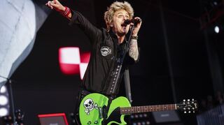 Explosiver Auftritt: Billie Joe Armstrong von der US-Rockband Green Day. Das Foto ist beim BottleRock Napa Valley Festival 2025 in Kalifornien entstanden. +++ dpa-Bildfunk +++