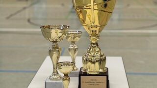 Die Pokale für die Bestplatzierten.