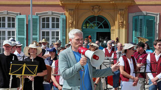 Fête de la Musique 2025 in Schwetzingen. Oberbürgermeister Matthias Steffan begrüßt die Gäste bei der Eröffnung vor dem Palais Hirsch.