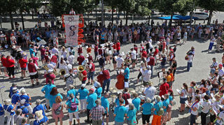 Bei der Eröffnung spielen und singen alle Musiker von Stadtkapelle, SchwetSingers, Alive Vocals, D'Accord bis zur Stadt- und Feuerwehrkapelle Leimen unter der Leitung von Manfred Hildebrand gemeinsam vor dem Palais Hirsch.