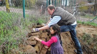 <p>Oben: Luisa Stelz und Thomas Röhling bauen eine Trockenmauer. Rene Stelz (9) hat einen Bergmolch gefunden. Maja Stelz (37) bastelt mit ihren Kindern Andre und Luisa Nisthilfen. Franz Drixler fischt Algen aus dem Teich. Im Hintergrund repariert Peter Rösch den Zaun.</p>