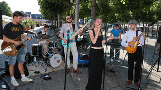 Die Gruppe "Echtzeit" von der Musikschule Hockenheim sorgt auf dem Schlossplatz für einen besondern Klangteppich.