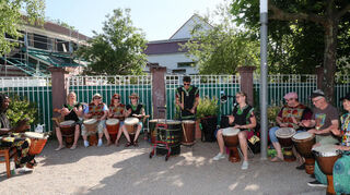 Die Trommler "Sumucraft" geben auf dem Weg der Hofmusik ihren ganz speziellen Rhythmus vor.