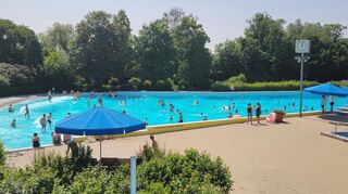 So langsam wird es wegen der steigenden Temperaturen voller im Ketscher Freibad.