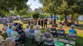 Am Ende vom Konzert mit „An Erminig“ hält es diese fünf Damen nicht mehr auf den Plätzen, angeführt von Andreas Derow zeigten sie einen bretonischen Reihentanz.