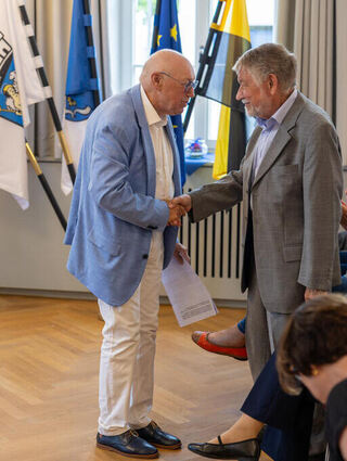 Wolfgang Eichhorn (l.), bedankt sich als Vorsitzender im Namen der IG Vereine bei Dr. Dr. Ulrich Mende für dessen jahrelanges Engagement.