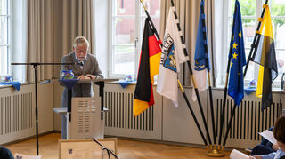 Der Ehrenbürger Dr. Dr. Ulrich Mende hat das Wort.
