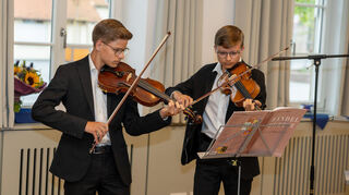 Janis und Laurin Stieger gestalten mit ihren Violinen mit dem Menuett in G-Dur von Georg Friedrich Händel das musikalische Entree im Trausaal des Rathauses.