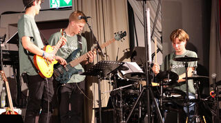 Die Adonia-Band liefert die musikalische Untermalung.
