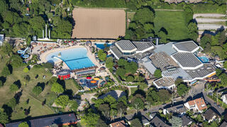 Großzügig dimensioniert: Das Freizeitbad Aquadrom mit seinem Wellenaußenbecken bietet ein vielfältiges Angebot für Schwimmer und Saunagäste.