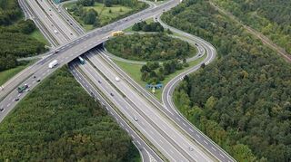 Die B39-Brücke über die A6 an der Anschlussstelle Schwetzingen/Hockenheim soll im Spätsommer fertig werden.
