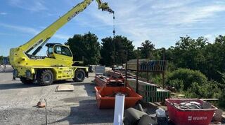 Wegen des Neubaus der B39-Brücke über die A6 ist immer wieder auch schweres Gerät im Einsatz.