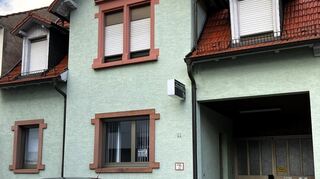 Bei dem Haus in der Luisenstraße 11 handelt es sich um ein Gewerbe- und Wohngebäude. Im Erdgeschoss befindet sich ein Friseursalon, im ersten Obergeschoss eine Wohnung. Die Gemeinde wird das sanierungsrechtliche Vorkaufsrecht für das Objekt nicht ausüben.