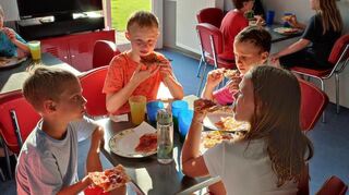 Kurze Pizzapause beim Sommerkino während des Ferienprogramms in Oftersheim.
