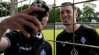 Selfie mit einem Fan beim Trainingsauftakt: Waldhof-Torhüter Lucien Hawryluk hat wieder bessere Laune.