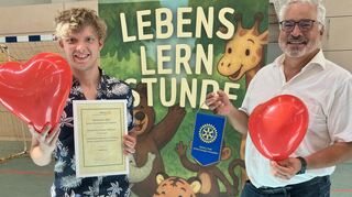 Samuel Koch (l.) hat vom Rotary Club Schwetzingen-Kurpfalz eine Spende über 2.500 Euro für sein Programm an Grundschulen erhalten. Sein Pate vom Rotary Club ist Präsident Professor Dr. Michael Hauth (r.).