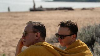 Wandelbar: Ex-James-Bond-Darsteller Daniel Craig (li.) als Lee und Drew Starkey als Allerton in einer Szene des Films „Queer“.
