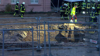 Rettungskräfte stehen an einer Grube in Leimen (Rhein-Neckar-Kreis).