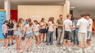 Klimamonat am Hebel-Gymnasium: Schlülerinnen und Schüler diskutieren mögliche Challenges vor der (noch leeren) Pin-Wand. Lehrer Franz Puschner (im grünen T-Shirt) steht beratend zur Seite.