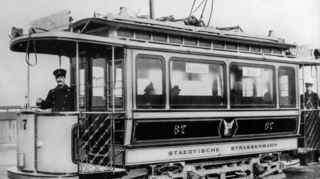 Die ersten Straßenbahntriebswagen ab 1900, geliefert von Siemens/Falkenried, hier Wagen 87 am Hauptbahnhof mit offenem Führerstand. Bild: Nahverkehrsmuseum depot5/Repro: Proßwitz