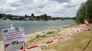 Am Donnerstag war das Baden im Hohwiesensee noch untersagt und der öffentliche Strand entsprechend abgesperrt. Am Freitagmittag kam dann die Entwarnung vom Landratsamt: Die Wasserwerte sind wieder in Ordnung und das Schwimmen damit ab sofort wieder erlaubt.