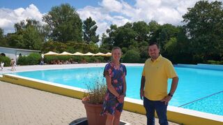 Julia Berberig vom Bauamt und Amtsleiter Marc Schneider können in Sachen Freibad wieder lächeln: Der technische Defekt in der Elektrik konnte inzwischen provisorisch überbrückt werden, so dass das Bad täglich von 11 bis 20 Uhr geöffnet ist.