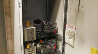 Hier kam es letzte Woche zum Schmorbrand: Der defekte Kompensationsschrank verursachte einen Stromausfall im gesamten Bad, konnte inzwischen aber vom System getrennt und umgangen werden.