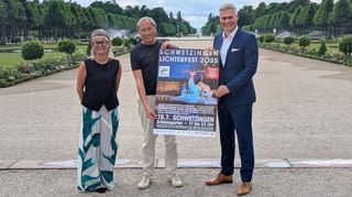 Vorfreude auf das Schwetzinger Lichterfest 2025, v.l.: Sandra Moritz, Leiterin der Schlossverwaltung Schwetzingen, Erwin Clausen von der Yellow Concerts GmbH und Oberbürgermeister Matthias Steffan.