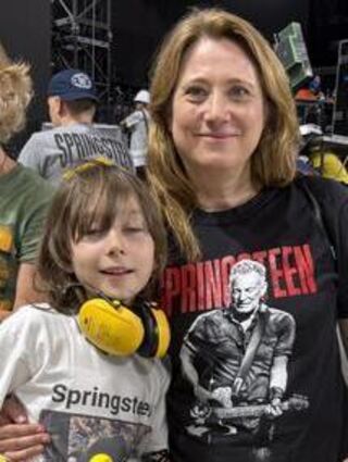 Samuel mit Mutter Nancy Bieber auf dem Springsteen-Konzert