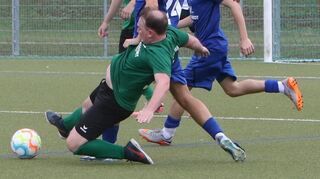 Ein Bild, das es in der kommenden Saison nicht geben wird: VfL-Spieler Waldemar Braun mit einer Grätsche. Sein Verein wird abermals keine Mannschaft stellen.