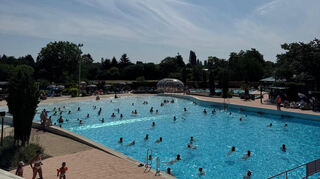 Schon im Laufe des Vormittags füllt sich das Wellenaußenbecken in diesen heißen Sommertagen schnell mit Badegästen.