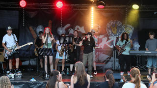 Die "CFG-Schulband" performt auf der Bühne im Schulhof des Carl-Friedrich-Gauß-Gymnasiums in Hockenheim.
