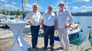 Die aktuellen Vorsitzenden Rainer Ullrich (l.) und Roland Sawicki (r.) mit Ludwig Witte, Gründungsmitglied und als Vorgänger der beiden 24 Jahre Vorsitzender.