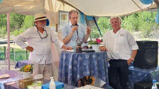 Der Bürgermeister Dr. Ralf Göck (M.) sagt den beiden Vorstandsmitgliedern Roland Sawicki (l.) und Rainer Ullrich seine Unterstützung zu – nur Parkplätze habe er nicht.