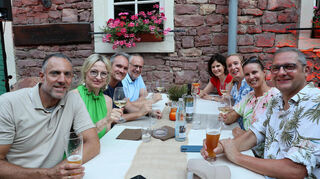 Im Schatten ließen es sich Jens (v.l.), Kerstin, Joe, Carsten, Danny, Anja, Katja und Ralf bei Wein und Bier gut gehen.