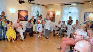 Viele Gäste und Künstler sind zur Vernissage gekommen.