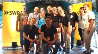 Sie durften die Musiker live und in Farbe treffem: Die Kartengewinnern posieren mit Eric Bazilian und Rob Hyman von der Band „The Hooters“.
